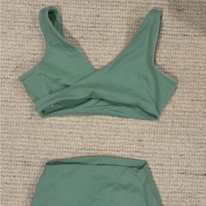 Set Active sports bra and leggings